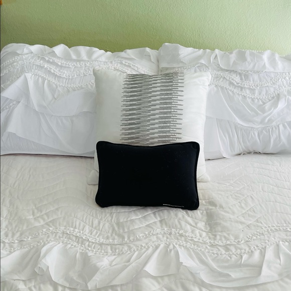 ⭕️The Richer the Better fun Pillow! - Picture 2 of 3